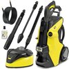 Żółto-czarna myjka ciśnieniowa z napisem "KARCHER K7" oraz akcesoria: wąż, trzy różne dysze i butelka środka czyszczącego z etykietą "KARCHER". Produkt ma duże koła i uchwyt do przenoszenia.