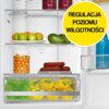 Wnętrze lodówki z widocznymi półkami, na których znajdują się owoce, warzywa, słoik z przetworami oraz kiełbasa. Na żółtym tle widnieje napis: "REGULACJA POZIOMU WILGOTNOŚCI".