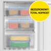 Wnętrze lodówki z trzema przezroczystymi szufladami, w których znajdują się pojemniki z pokrojonymi warzywami. Na żółtym okręgu widnieje napis: "BEZSZRONOWY TOTAL NOFROST".