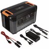 Przedstawiono stację zasilania z napisem "PORTABLE POWER STATION 1300" oraz logo "XTORM" na górze. Obok urządzenia znajdują się różne kable i adaptery, w tym przewody z wtyczkami i zasilacz.
