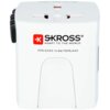 Biały adapter podróżny z widocznym logo "SKROSS" oraz napisem "ADAPT TO THE WORLD" i "DESIGNED IN SWITZERLAND". Adapter ma uniwersalne gniazdo na wtyczki oraz czarne elementy po bokach.