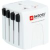Biały adapter podróżny z czterema czarnymi suwakami, na którym widnieje logo "SKROSS" oraz napisy "ADAPT TO THE WORLD" i "DESIGNED IN SWITZERLAND". Adapter ma dwa otwory na wtyczki na górze.