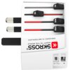 Biały adapter podróżny z wysuwanymi wtyczkami oznaczonymi jako EU, UK, AUS i USA, z widocznym logo "SKROSS" oraz napisem "DESIGNED IN SWITZERLAND ADAPT TO THE WORLD". Na boku znajdują się dwa porty USB oznaczone jako "USB/USB-C" oraz "USB/USB-A".