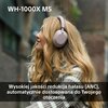 Na zdjęciu widoczne są srebrne słuchawki nauszne na osobie w plenerze, z tekstem "WH-1000X M5" u góry oraz "Wysokiej jakości redukcja hałasu (ANC), automatycznie dostosowana do Twojego otoczenia" na dole. Tło jest rozmyte, co podkreśla produkt.