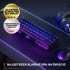 Na zdjęciu znajduje się klawiatura z podświetleniem RGB, obok której leżą słuchawki i myszka. Na zdjęciu widnieje tekst: "Najlepsza klawiatura dla graczy", "Konfigurowalne przełączniki OmniPoint", "Najszybsza klawiatura na świecie", oraz "Wired, Październik 2019".