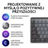 Na zdjęciu widoczna jest część klawiatury z klawiszami funkcyjnymi oraz tekst: "PROJEKTOWANIE Z MYŚLĄ O POZYTYWNEJ PRZYSZŁOŚCI", a poniżej cztery ikony z napisami: "PLASTIK POCHODZĄCY Z RECYKLINGU", "NISKOEMISYJNE ALUMINIUM", "INTELIGENTNA EKSPLOATACJA AK