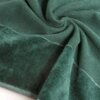 Na zdjęciu widoczny jest ręcznik w kolorze butelkowej zieleni o wymiarach 30 x 50 cm, z wyraźną teksturą materiału i gładkim obszyciem. Tkanina jest ułożona w sposób ukazujący jej miękkość i strukturę.