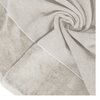 Kremowy ręcznik o wymiarach 70 x 140 cm, z widoczną fakturą materiału, ułożony w sposób ukazujący jego miękkość i grubość. Produkt jest częściowo złożony, co podkreśla jego teksturę i jakość wykonania.