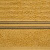 Musztardowy ręcznik o wymiarach 50 x 90 cm z widoczną teksturą i trzema ciemniejszymi, poziomymi paskami w centralnej części. Dolna część ręcznika ma bardziej puszystą strukturę, co kontrastuje z górną, bardziej gładką powierzchnią.