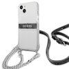 Przezroczyste etui na telefon z widocznym napisem "GUESS" na ciemnym pasku, umieszczonym poziomo w centralnej części. Etui posiada srebrny łańcuszek oraz czarny pasek, które są przymocowane do dolnych rogów.