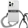 Przezroczyste etui na telefon z widocznym napisem "GUESS" na ciemnym pasku, ozdobione wzorem 4G. Etui posiada srebrny łańcuszek oraz czarny pasek do noszenia na ramieniu.