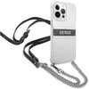 Przezroczyste etui na telefon z widocznym napisem "GUESS" na ciemnym pasku, ozdobione srebrnymi detalami. Do etui przymocowany jest czarny pasek oraz srebrny łańcuszek.