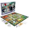 Pudełko gry planszowej "Cluedo Bridgertonowie" z widocznymi postaciami z serialu oraz rozłożona plansza z elementami gry, takimi jak karty, pionki i kostki. Na pudełku widnieje napis: "Cluedo Bridgertonovi Odkryj skandali sezony".
