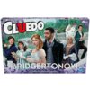 Na zdjęciu znajduje się pudełko gry planszowej "Cluedo Bridgertonovi" z postaciami w strojach z epoki na tle ogrodu. Widoczny jest tekst: "Odkryj skandal sezonu!" oraz logo "Hasbro Gaming".