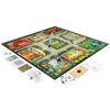Plansza do gry Cluedo Bridgertonowie z różnymi pomieszczeniami i postaciami, otoczona akcesoriami do gry, takimi jak karty, kostki, pionki i koperta z napisem "Cluedo". Na planszy widoczne są kolorowe ilustracje oraz logo "HASBRO GAMING".