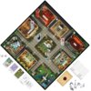 Na zdjęciu znajduje się plansza do gry "Cluedo Bridgertonowie" z różnymi pomieszczeniami i postaciami, a także akcesoria takie jak karty, kości do gry, koperta i metalowe figurki. Widoczne jest logo "Hasbro" oraz napis "Cluedo Bridgertonowie".