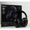 Czarne słuchawki nauszne znajdują się przed pudełkiem z napisem "RAZER BARRACUDA PRO WIRELESS GAMING HEADSET WITH HYBRID ANC". Na opakowaniu widoczne są ikony oraz teksty: "Bluetooth", "HYPERSPEED", "SMARTSWITCH", "HYBRID ACTIVE NOISE CANCELLATION", "THX"