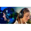 Na zdjęciu widoczne są dwie osoby noszące bezprzewodowe słuchawki nauszne z logo Razer, w różnych sceneriach: jedna w pomieszczeniu z niebieskim oświetleniem, druga na zewnątrz w słoneczny dzień. Słuchawki mają nowoczesny design i są wyposażone w funkcję 