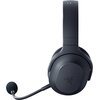 Czarne, nauszne słuchawki z mikrofonem na elastycznym pałąku, z widocznym logo Razer na nauszniku. Słuchawki mają matowe wykończenie i miękkie poduszki nauszników.