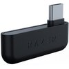 Czarny adapter USB-C z wyraźnym logo "RAZER" na obudowie. Adapter ma zaokrąglone krawędzie i gładką powierzchnię.