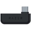 Czarny adapter USB-C z widocznym logo "RAZER" na jego powierzchni. Adapter ma zaokrąglone krawędzie i metalowe złącze.