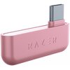Różowy adapter USB-C z wygrawerowanym napisem "RAZER" na boku. Adapter ma zaokrąglone krawędzie i gładką powierzchnię.