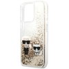Przezroczyste etui na telefon z płynnym brokatem w kolorze złotym, ozdobione grafikami postaci w okularach przeciwsłonecznych. Na dole widoczny jest napis "KARL LAGERFELD".