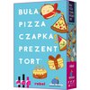Pudełko gry karcianej z niebieskim tłem, na którym widnieją rysunki bułki, pizzy, czapki, prezentu i tortu oraz tekst: "BUŁA PIZZA CZAPKA PREZENT TORT". Na dole znajdują się logotypy "rebel" i "blue orange", a także oznaczenia wiekowe i czas rozgrywki.