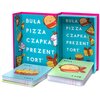 Na zdjęciu znajduje się otwarte pudełko z grą karcianą, na którego wewnętrznej stronie widnieje tekst: "BUŁA PIZZA CZAPKA PREZENT TORT" oraz kolorowe ilustracje przedstawiające te przedmioty. Obok pudełka leżą karty z rysunkami i napisami, z widoczną kart