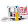 Model samochodu zabawkowego przedstawia ambulans z otwartymi tylnymi drzwiami, obok którego znajduje się nosze i żółta deska ratunkowa; na boku pojazdu widoczny jest napis "FEUERWEHR 112" oraz symbol linii życia.