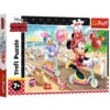 Opakowanie puzzli przedstawia postacie z bajki na plaży, w tym Minnie Mouse na hulajnodze z balonem z napisem "Minnie Mouse" oraz Daisy z balonem z napisem "Daisy". Na opakowaniu widnieje logo "Trefl" oraz informacja o liczbie elementów: "200".