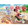 Na ilustracji znajdują się dwie postacie na hulajnogach na nadmorskim deptaku, trzymające balony z napisami "Daisy" i "Minnie Mouse". W tle widać plażę, morze, zamek z piasku oraz kolorowe balony unoszące się w powietrzu.