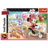 Na obrazku znajduje się opakowanie puzzli z postaciami z bajki, które jadą na hulajnogach wzdłuż plaży, trzymając balony z napisami "Minnie Mouse" i "Daisy". W tle widać morze, piasek z zamkiem z piasku oraz logo "Trefl" i oznaczenie "200" elementów.