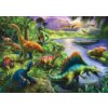 Ilustracja przedstawia różnorodne dinozaury w bujnym, zielonym krajobrazie z rzeką i górami w tle. Na niebie widać latające pterozaury, a w wodzie pływa duży gad.