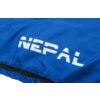 Niebieski materiał z widocznym białym napisem "NEPAL" oraz czarnym zamkiem błyskawicznym. Materiał jest lekko pofałdowany.