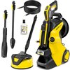 Na zdjęciu znajduje się żółto-czarna myjka ciśnieniowa z napisem "KARCHER K5 Premium Power Control" oraz akcesoria takie jak węże, lanca, butelka z detergentem i okrągła szczotka. Widoczne są również logo "KARCHER" na myjce i akcesoriach.