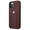 Czerwone etui na telefon z perforowanym wzorem i centralnie umieszczonym okrągłym logo. Etui jest dopasowane do modelu telefonu z trzema obiektywami aparatu.
