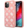 Różowe etui na telefon z kolekcji Peony marki Guess ozdobione jest białymi wzorami i logo "GUESS EST. 1981". Obok etui znajduje się telefon z wyświetlaczem pokazującym godzinę 9:41 i datę "Tuesday, August 7".