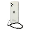 Przezroczyste etui na telefon z widocznym logo "Guess" na dole, przeznaczone dla modelu Apple iPhone 12 Pro Max. Do etui dołączony jest czarny pasek z koralikami i ozdobnymi elementami.