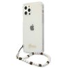 Przezroczyste etui na telefon z widocznym logo "Guess" w dolnej części oraz logo w kształcie jabłka na środku. Do etui dołączony jest ozdobny pasek z białych koralików z ciemnymi zdobieniami.