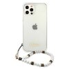 Przezroczyste etui na telefon z widocznym logo "Guess" na dole, przeznaczone dla modelu Apple iPhone 12 Pro Max. Do etui dołączony jest ozdobny pasek z białych koralików z metalowymi akcentami.
