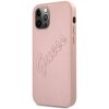 Różowe etui na telefon z teksturą saffiano, przeznaczone dla modelu Apple iPhone 12 Pro Max. Na etui widnieje wytłoczony napis "Guess" w stylu vintage.