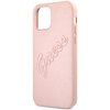 Różowe etui na telefon z teksturą saffiano, przeznaczone do modelu Apple iPhone 12 Pro Max. Na powierzchni etui widnieje wyraźny napis "Guess" w stylu vintage.