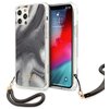 Etui na telefon z kolekcji Marble Collection marki Guess, przeznaczone dla Apple iPhone 12 Pro Max, ma szary, marmurkowy wzór. Na etui widnieje złoty napis "GUESS EST 1981", a dołączony jest czarny pasek z metalowymi zapięciami.