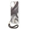 Przezroczyste etui na telefon z szarym, marmurkowym wzorem, posiada wycięcie na aparat. Na dole widnieje złoty napis "GUESS EST 1981", a do etui przymocowany jest czarny pasek z metalowym zapięciem.