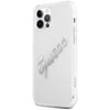 Przezroczyste etui na telefon z widocznym napisem "Guess" w srebrnym kolorze, umieszczonym na tylnej części. Etui jest dopasowane do modelu Apple iPhone 12/12 Pro, z wycięciami na aparat i przyciski.