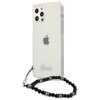 Przezroczyste etui na telefon z widocznym logo "Guess" na dole, ozdobione czarną bransoletką z koralików i metalowymi elementami. Na etui znajduje się wycięcie na aparat z trzema obiektywami i lampą błyskową.