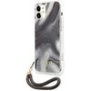 Etui na telefon z marmurkowym wzorem w odcieniach szarości, z przezroczystymi bokami i złotym napisem "GUESS EST 1981" na dole. Do etui dołączony jest czarny pasek z elementami w kolorze złotym.