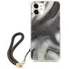 Etui na telefon z marmurkowym wzorem w odcieniach szarości, z widocznym napisem "GUESS EST 1981" w dolnej części. Do etui przymocowany jest czarny pasek z metalowym zapięciem w kolorze złotym.
