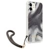 Etui na telefon z kolekcji Marble Collection marki Guess, przeznaczone dla Apple iPhone 12 mini, ma szary marmurkowy wzór. Na etui widnieje złoty napis "GUESS EST 1981", a dołączony jest czarny pasek z metalowym zapięciem.